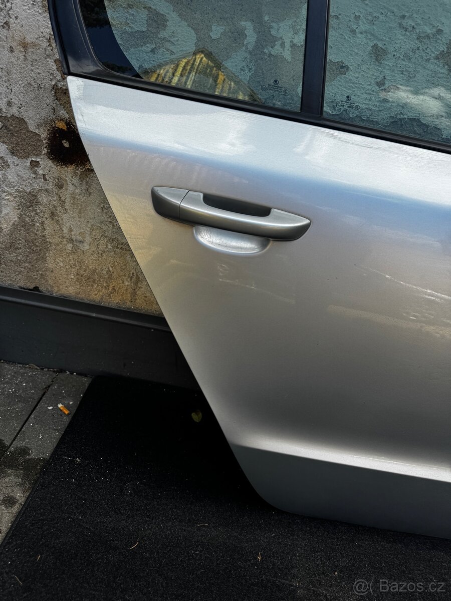 Prodám DVEŘE Škoda Superb 2 PREDFACE 2012 sedan - 2