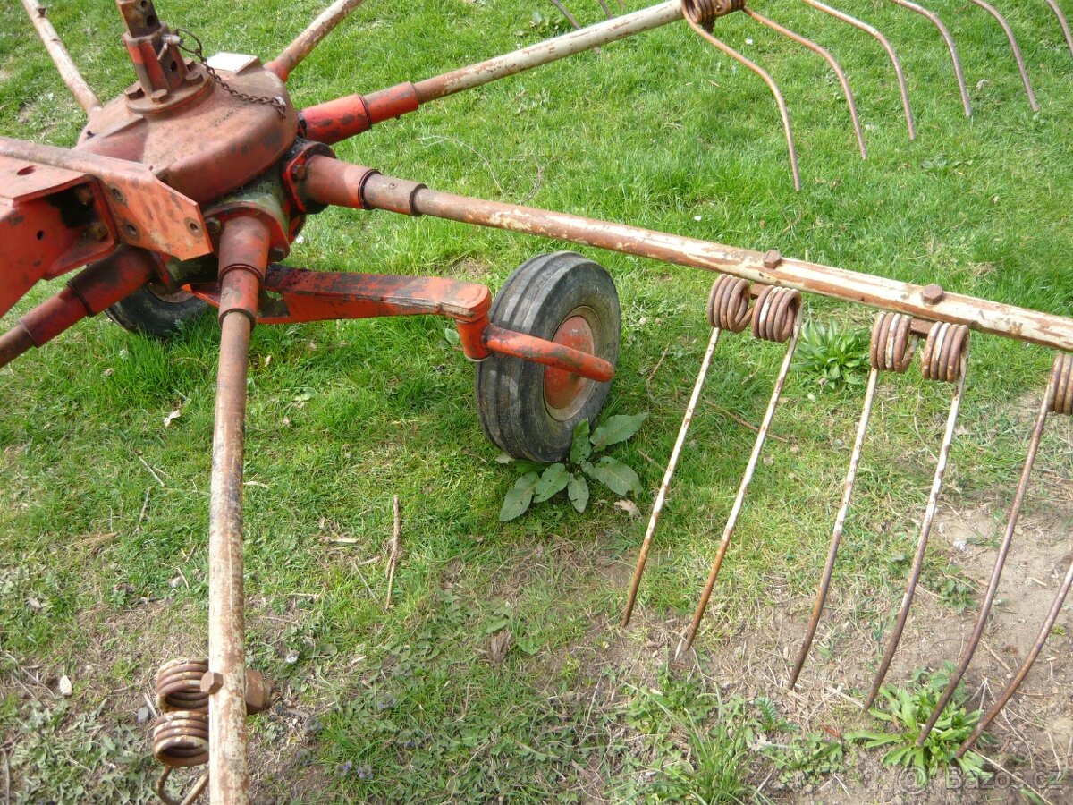 KUHN 280 SHRNOVAČ -- ruzné díly - 2