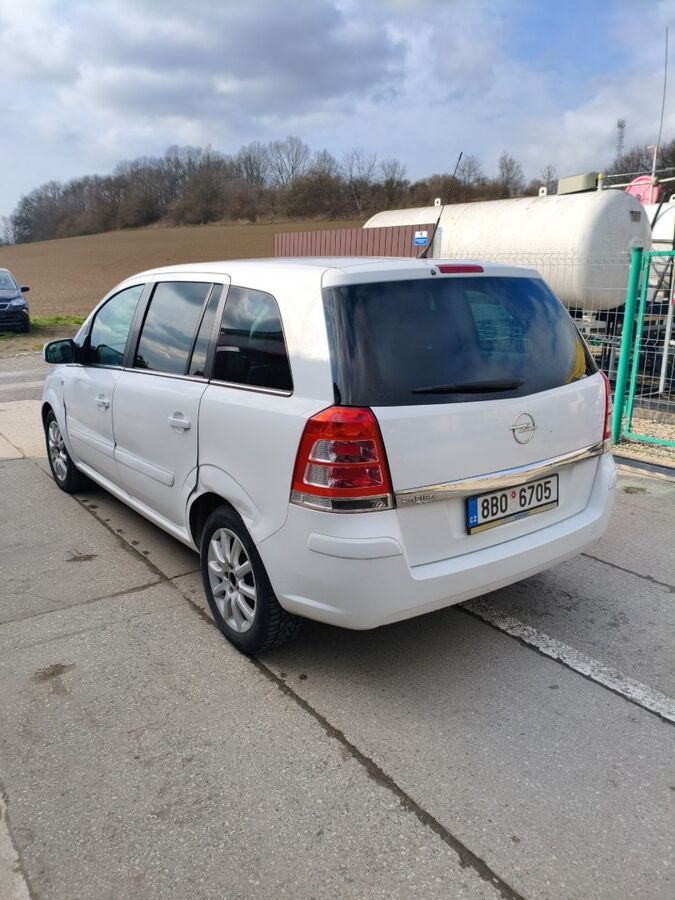 Opel Zafira 1.8 16V 103kw 7MÍST - 2