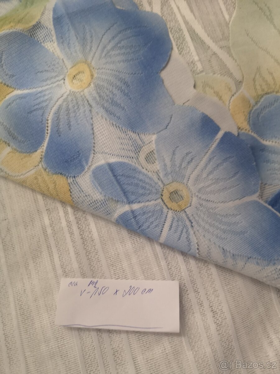 Záclony, červené závěsy, ubrus. - 2