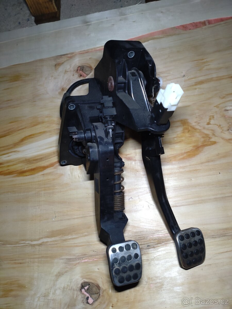 Spojkový a brzdový pedál - 2