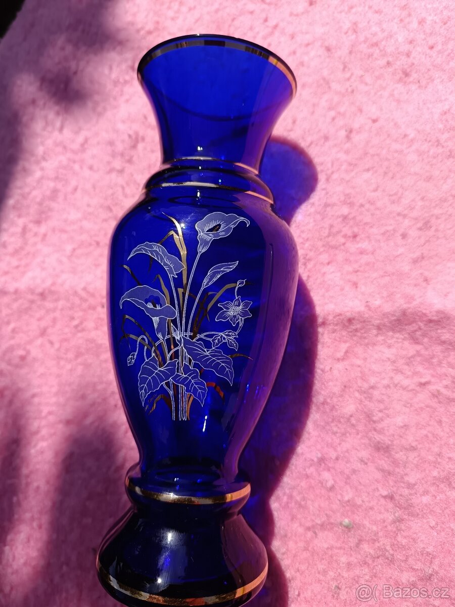 Modrá skleněná váza s květinami - 2