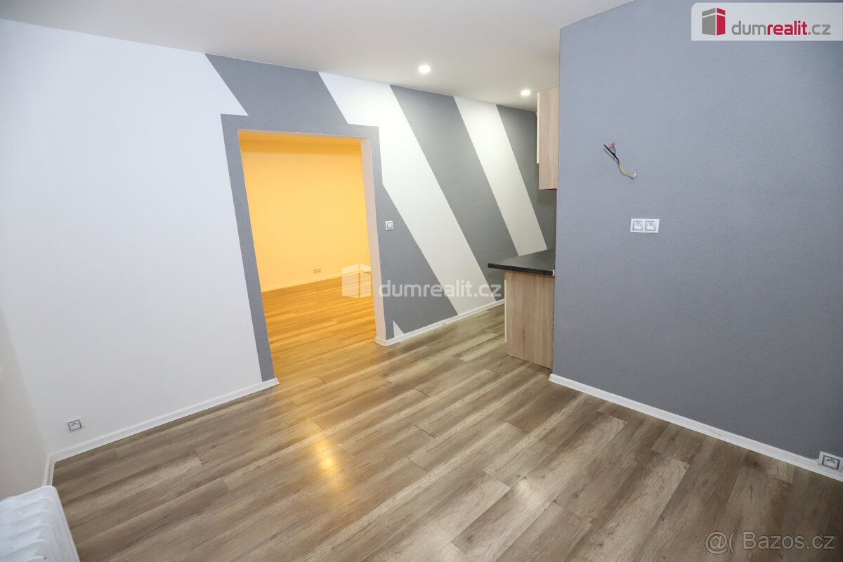 Krásný slunný byt 2+kk v pátém patře cihlového domu s výtahe - 2