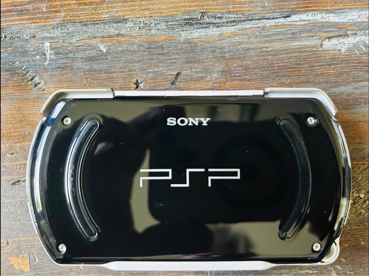 Sony Playstation Portable,PSP Go 16GB, Piano Black - 2