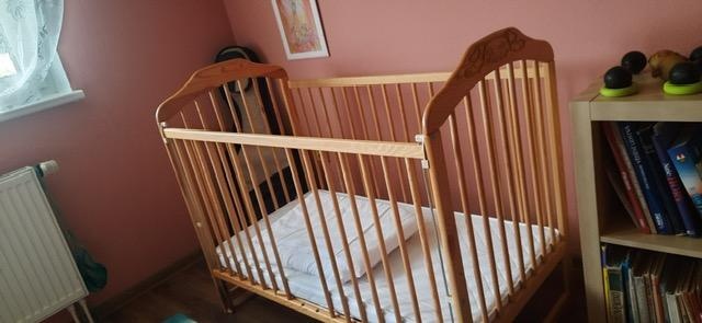 Prodám dětskou postýlku z masívu, borovice, vyřezávané štěň. - 2