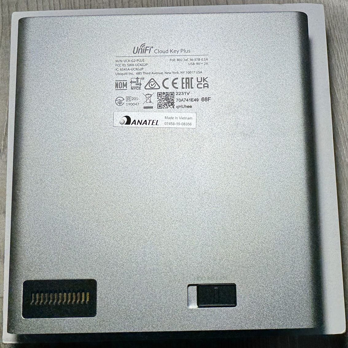 Ubiquiti UniFi Cloud Key Gen2 Plus + Rack Mount Kit - 2