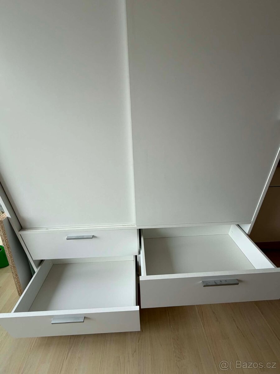 Šatní skříň - 2