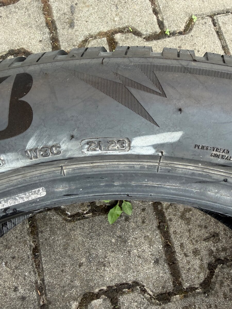 235/55R20 - 2
