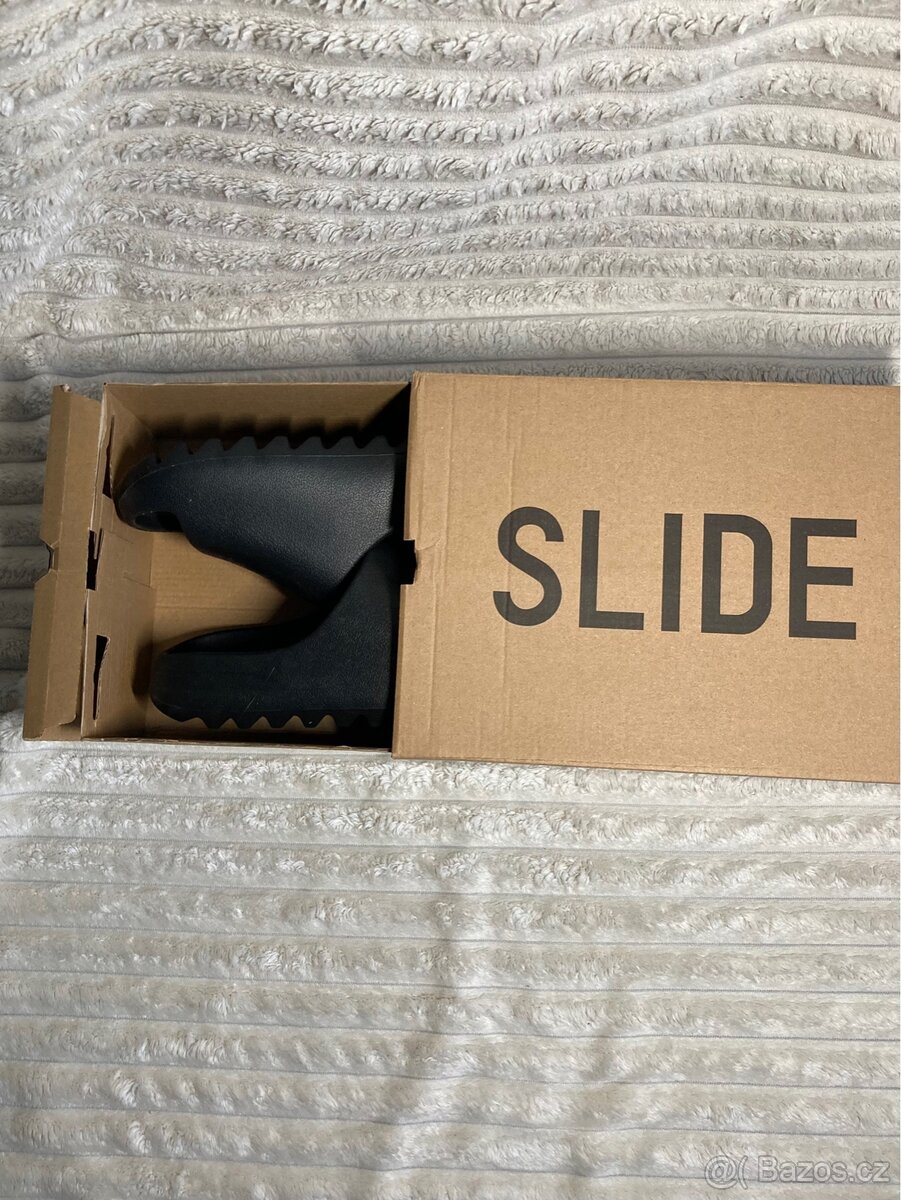 Yeezy slides - 2