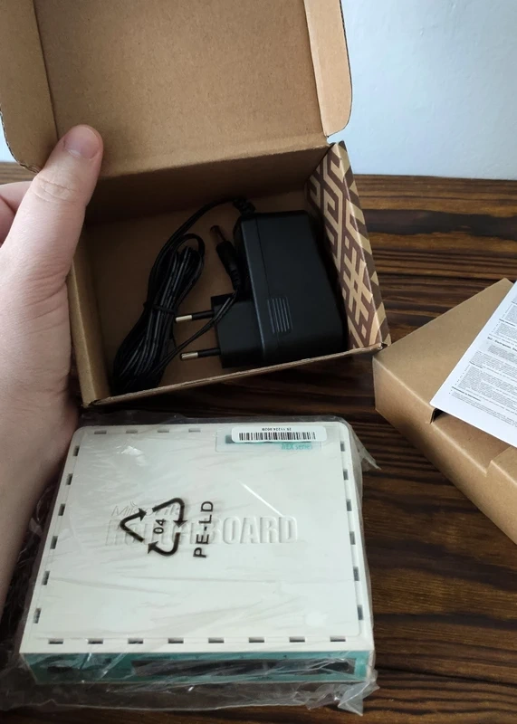 MikroTik RouterBOARD rb750Gr3 - 2