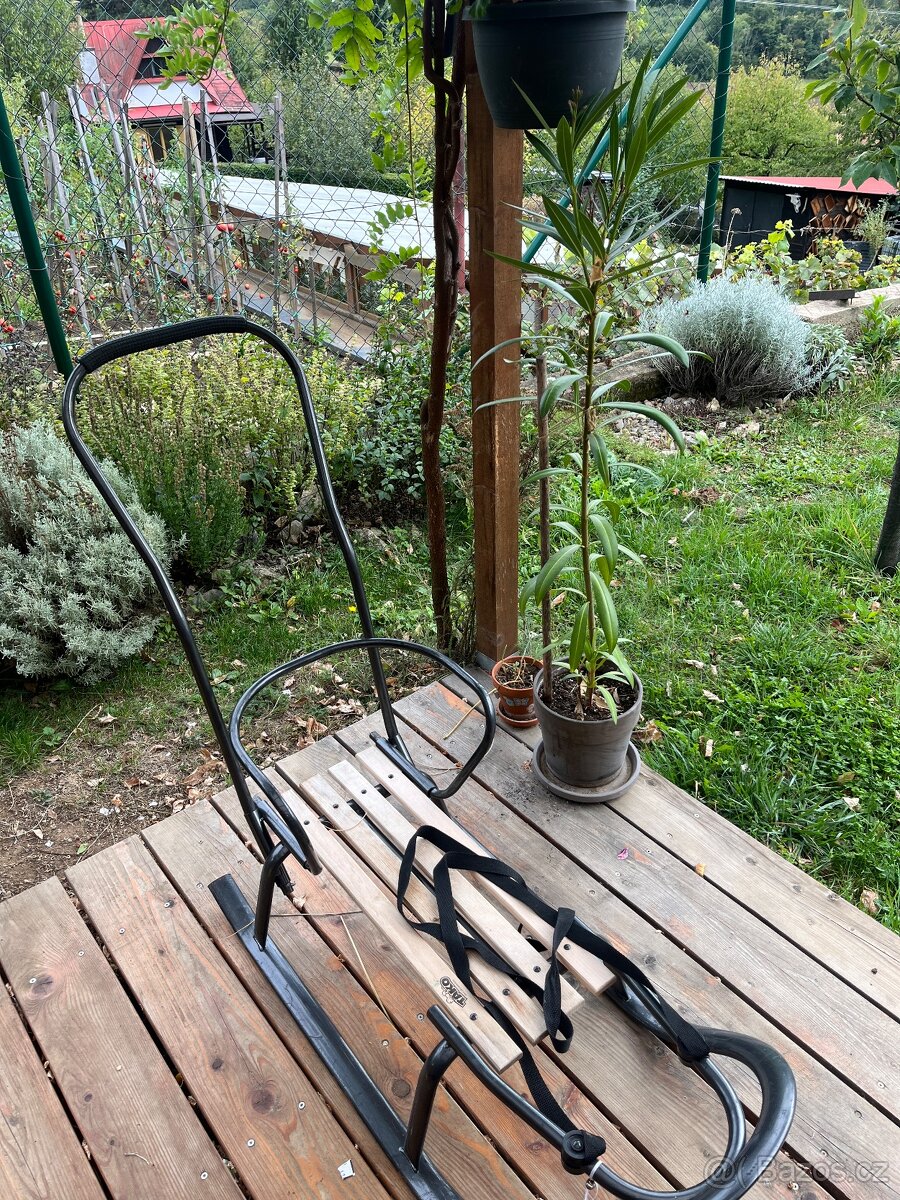 Sáňky dětské kov+dřevo černé - 2