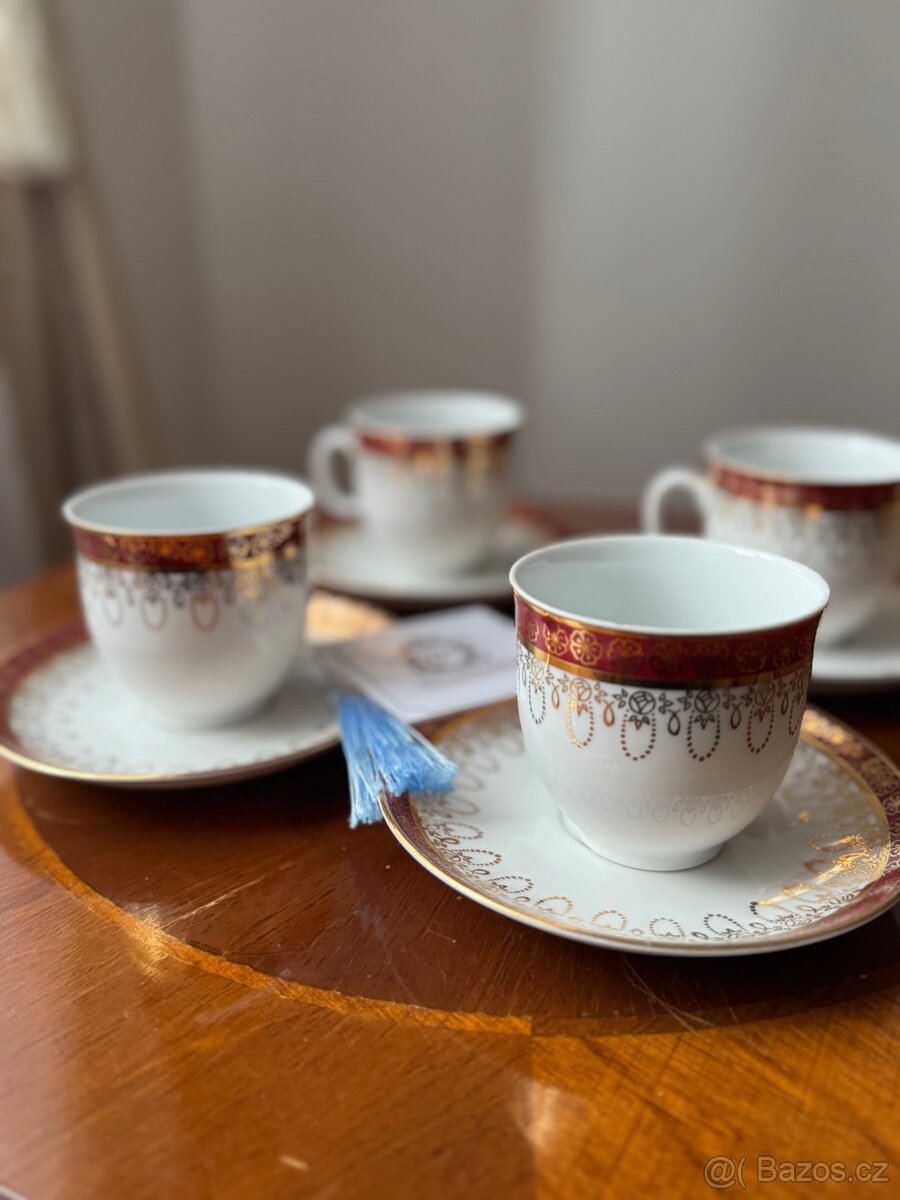 Sada 4 kávových zdobených keramických šálků s podšálky - 2