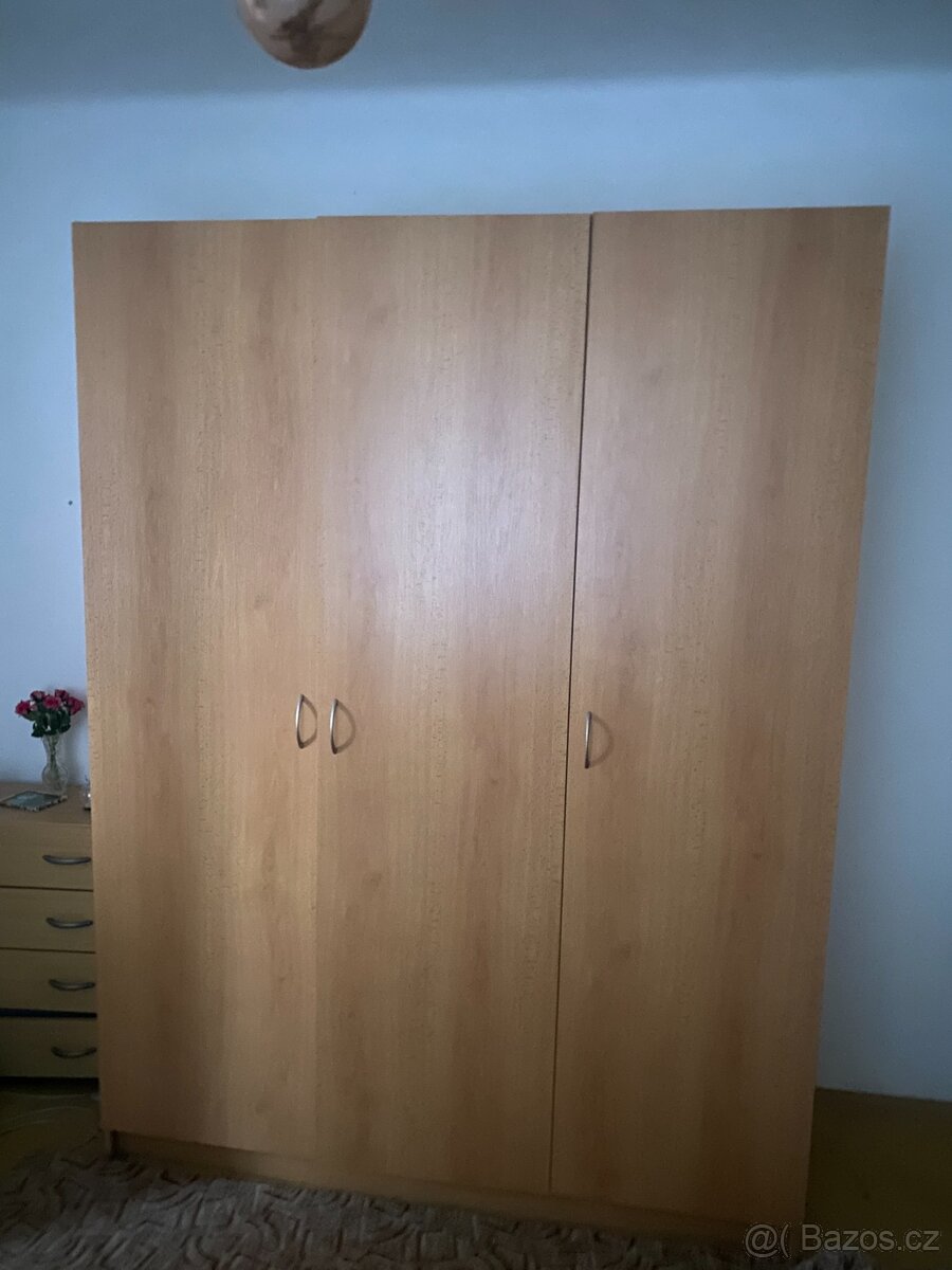 Prodám sedačku 3500 Kč + skříň 2500Kč viz foto. - 2