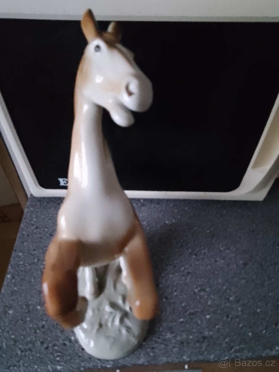 Porcelánová soška koně - 2