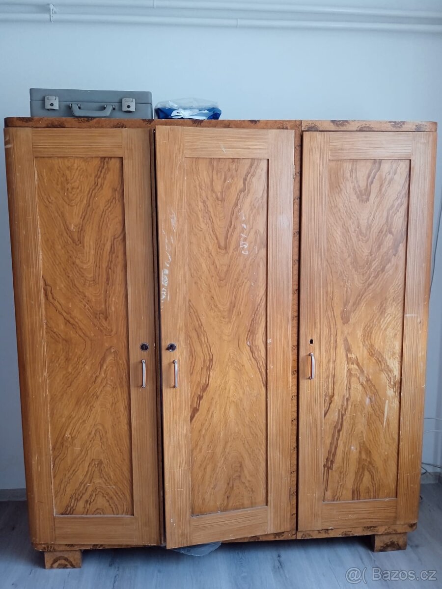 Retro skříně z masivu - 2