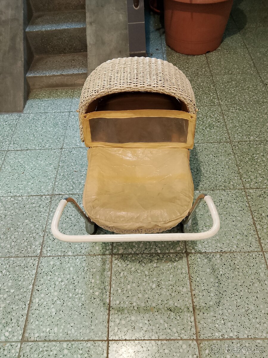starožitný proutěný kočárek Liberta - 2