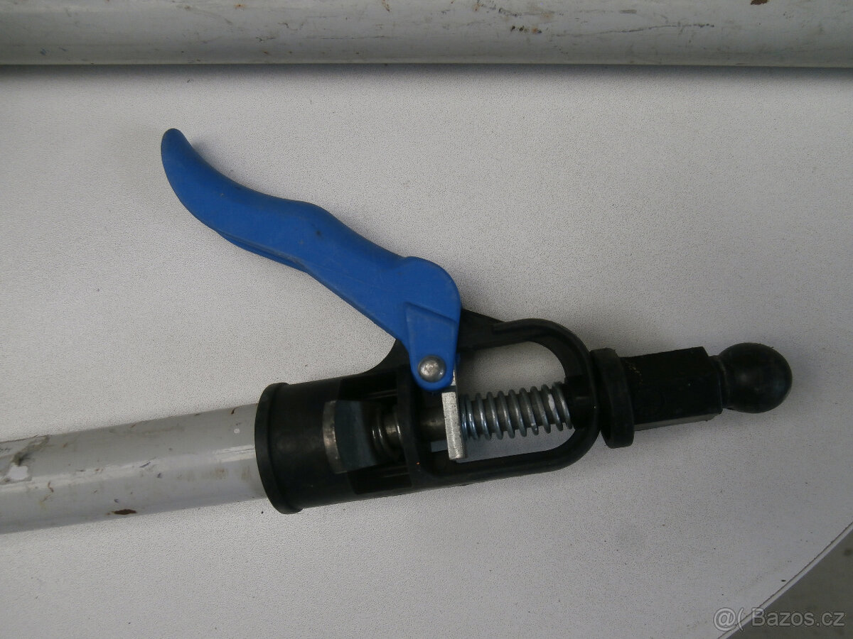 Teleskopická rozpěrná tyč starší za 100 kč. - 2