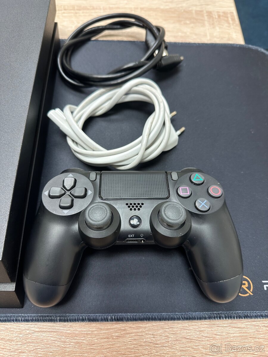 Playstation 4 500GB Černý, ovladač - 2