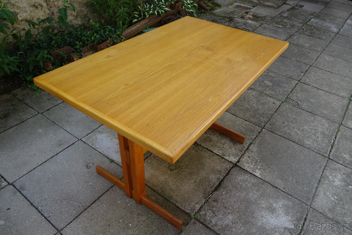 Stůl, 4 židle a 1 stolička - 2