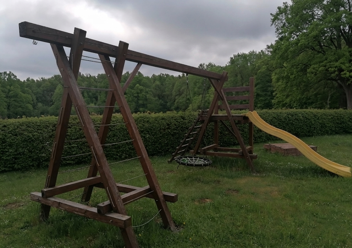 Dřevěná dětska sestava, skluzavka, houpačka - 2
