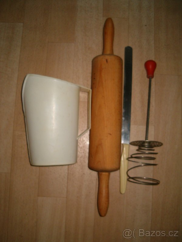 Starší věci do kuchyně, nůž, dřevěný váleček atd. - 2