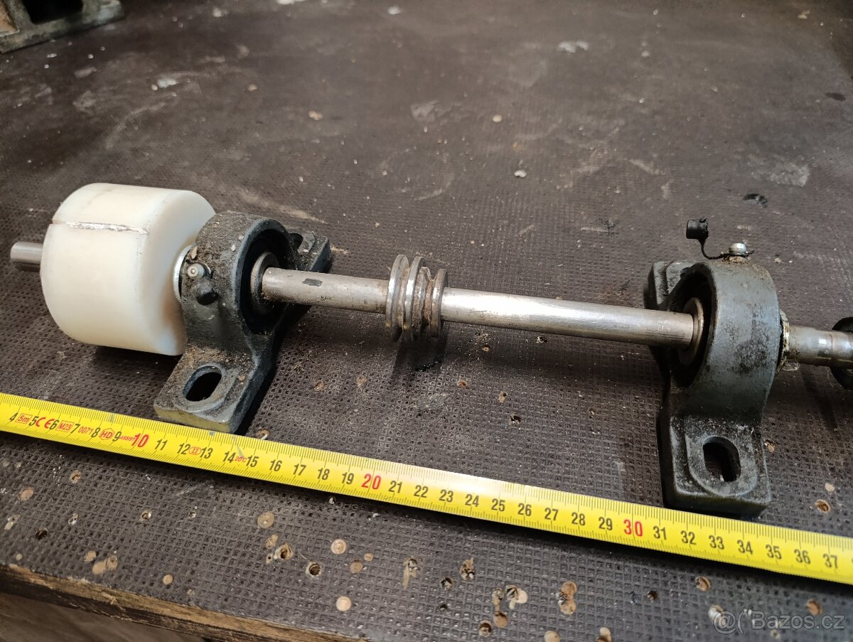 Hřídel s ložisky a silonem. - 2