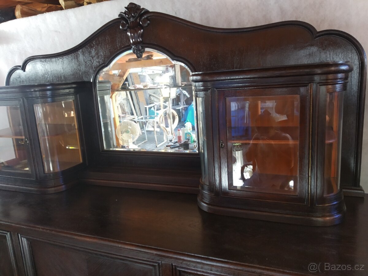 Starožitná komoda-bufet. - 2