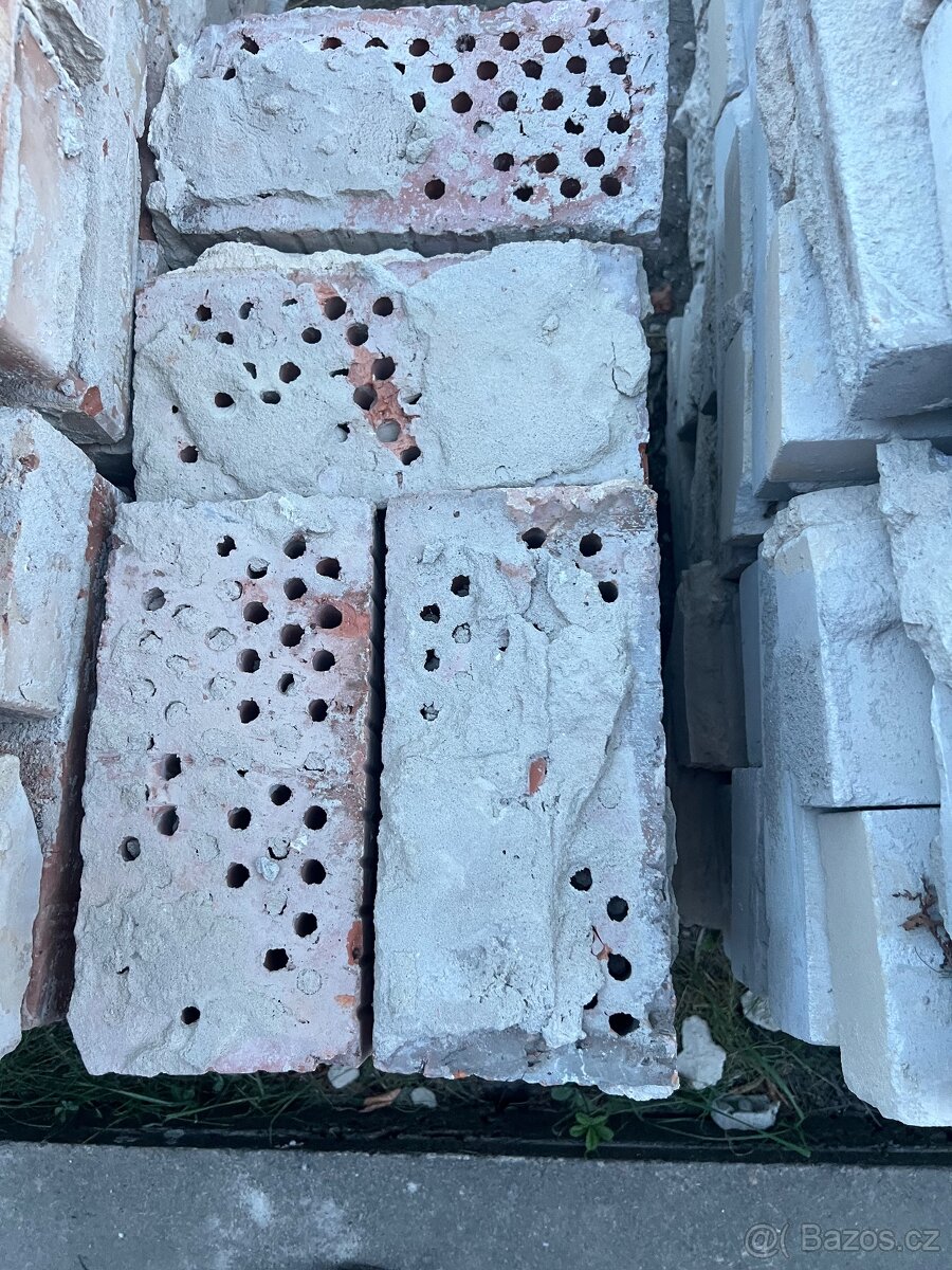 Staré cihly z demolice - 2