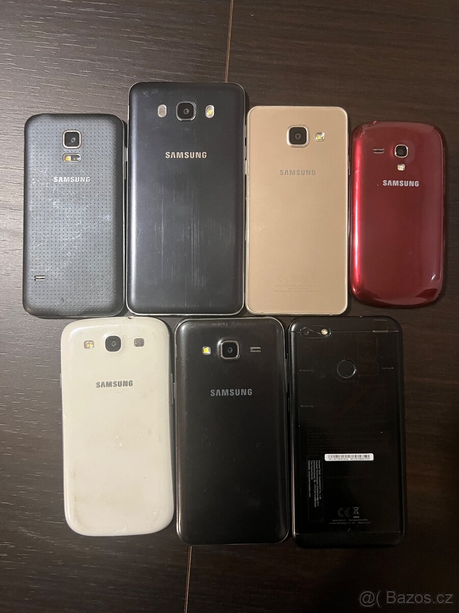 Prodám 7 telefonu - 2