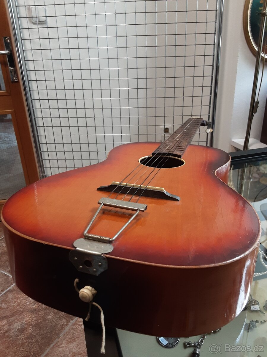 Stará dř. kytara - 2