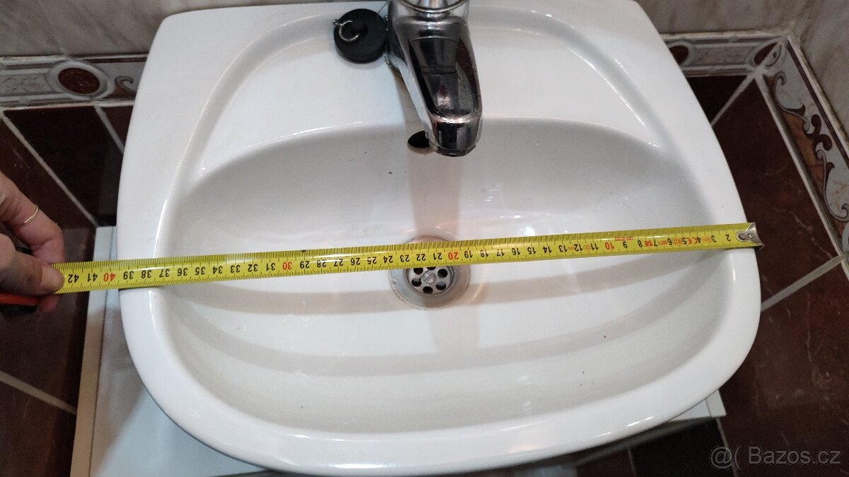 Umyvadlová skříňka a umyvadlo - 2