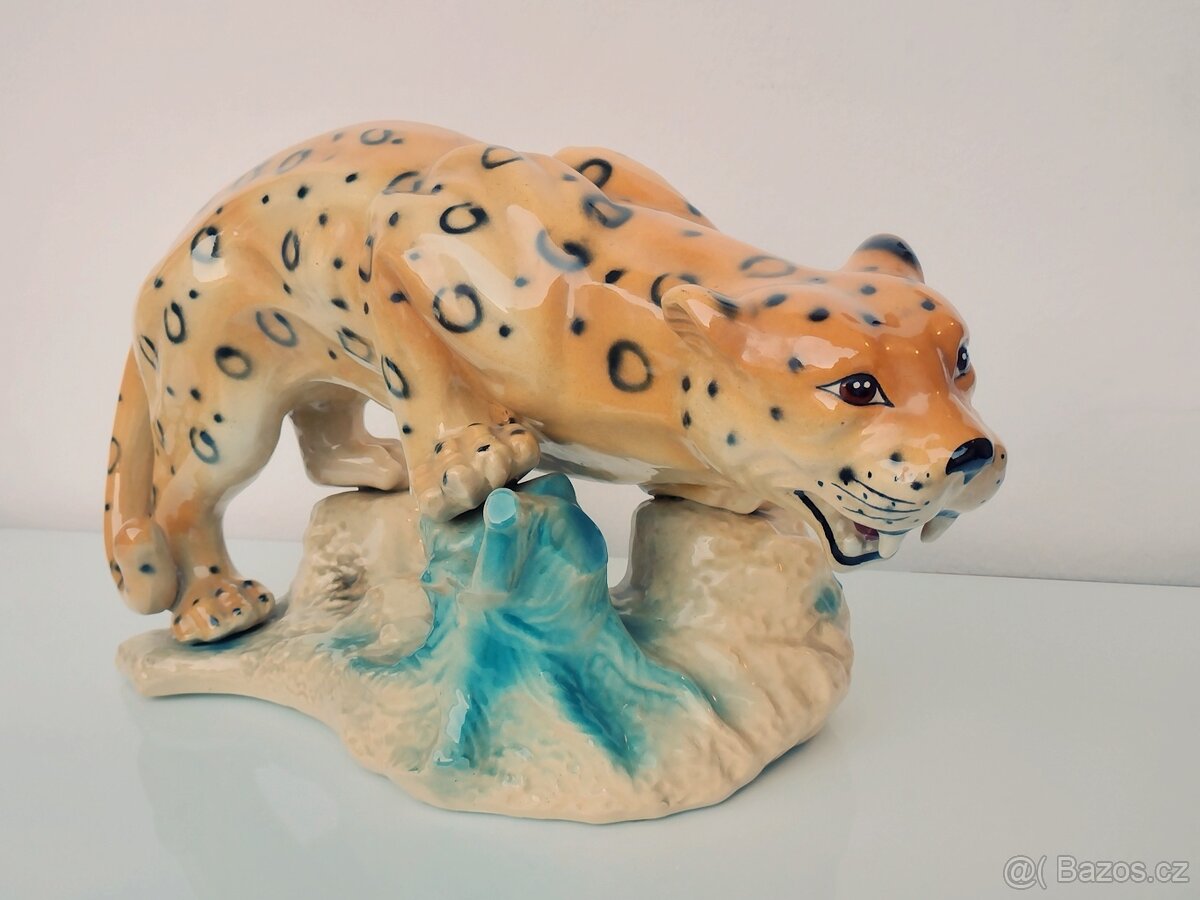 Velká stará socha geparda/levharta - 2