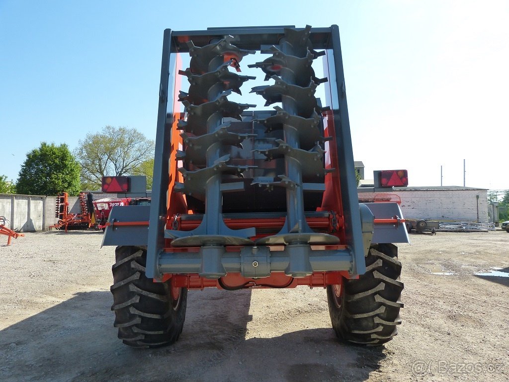 Rozmetadlo hnoje - chlévské mrvy - jednoosé - nosnost 8 tun - 2