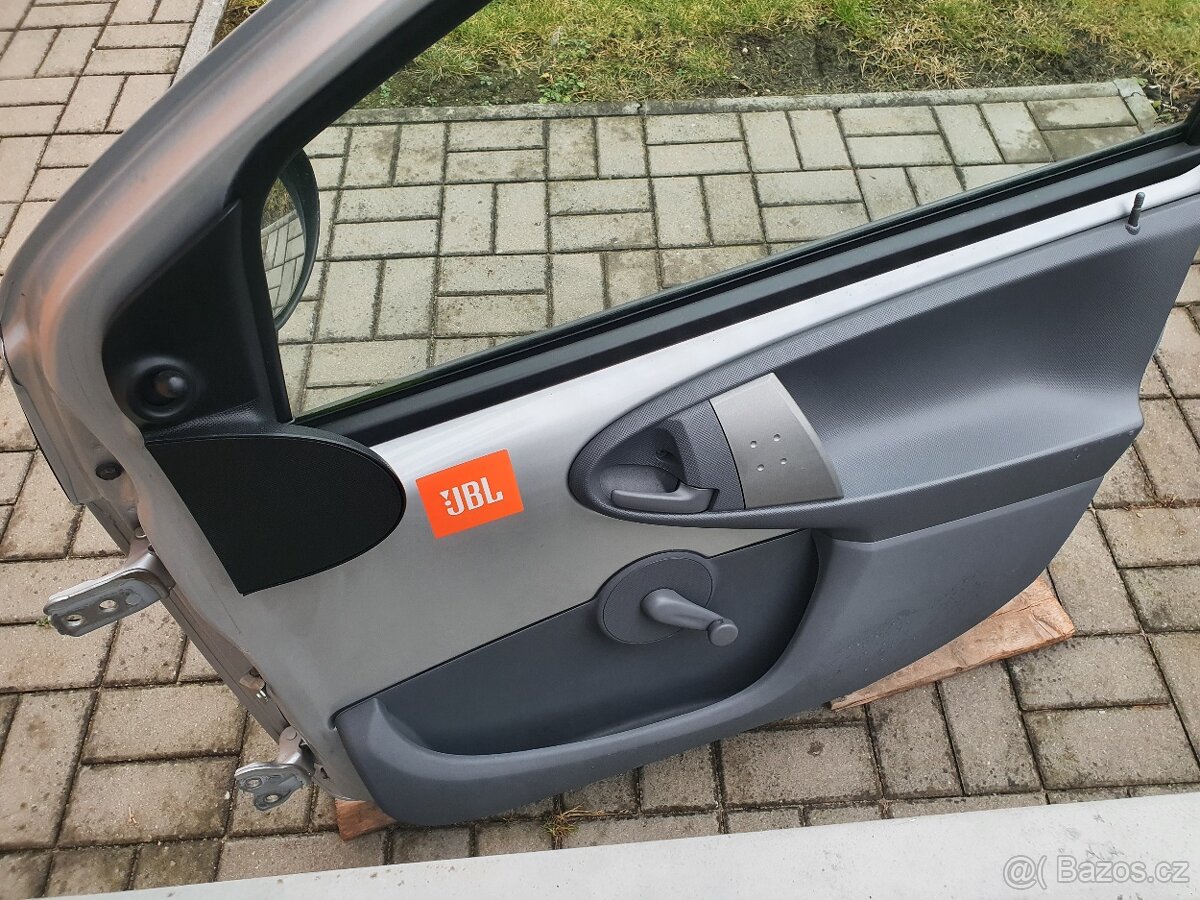 Pravé přední dveře Peugeot 107, Toyota Aygo, Citroen C1 - 2