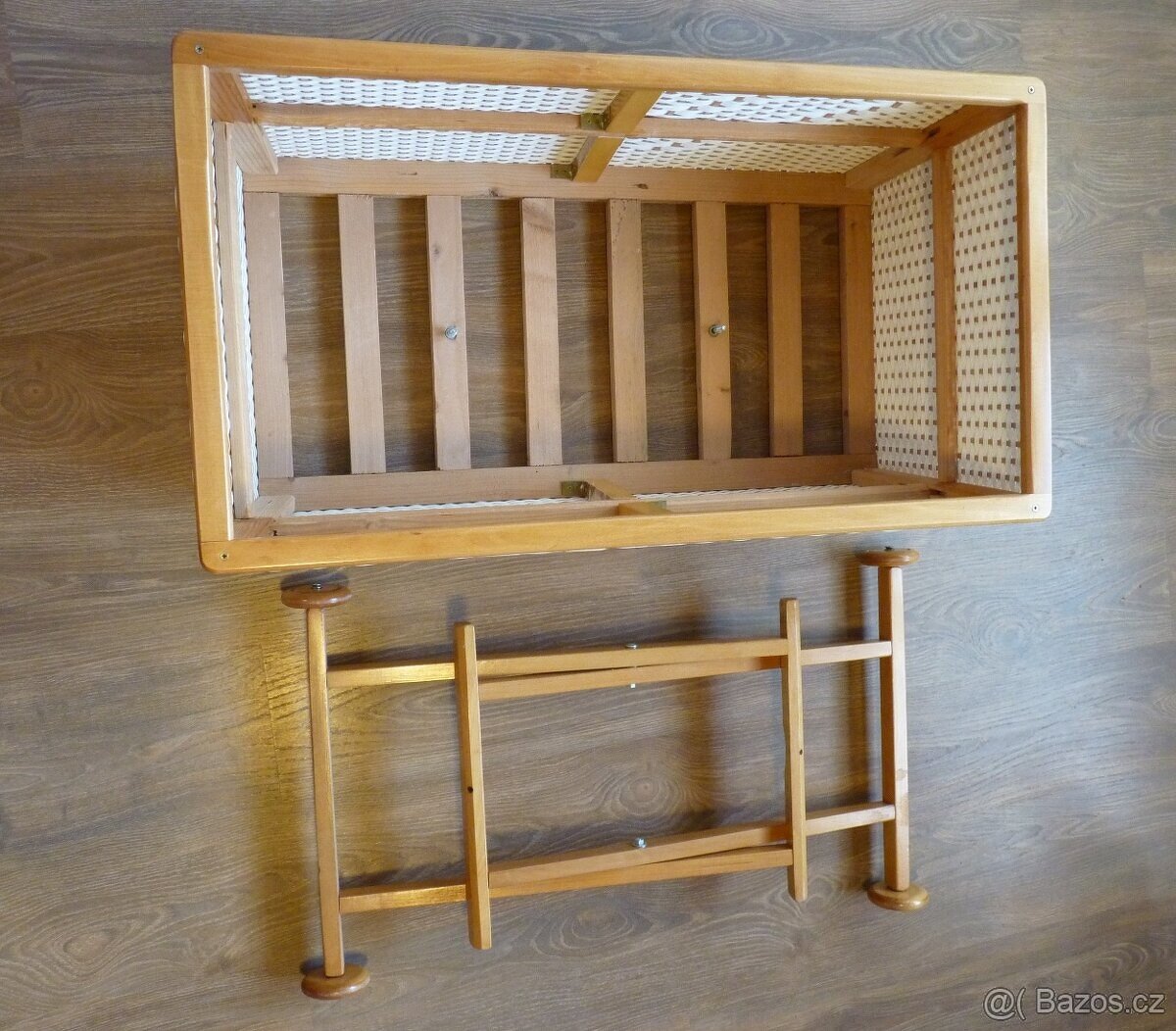 Prodám starožitnou retro pletenou postýlku na kolečkách TOP - 2