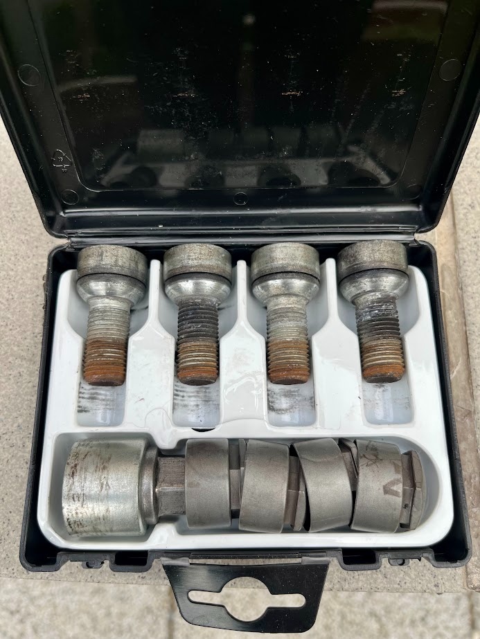 Sada k zajištění kol , bezpečnostní šrouby - 2