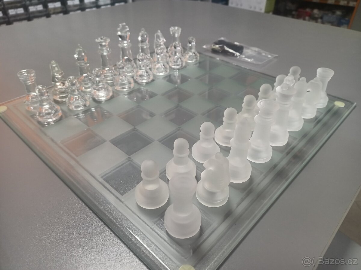 Prodám kompletní velký skleněný šachový set čiré broušené - 2