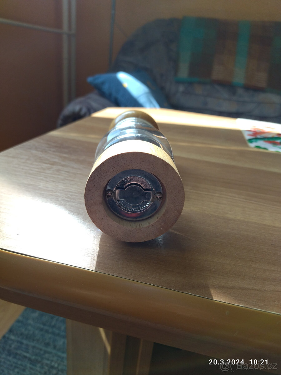 Mlýnek na pepř a sůl . - 2