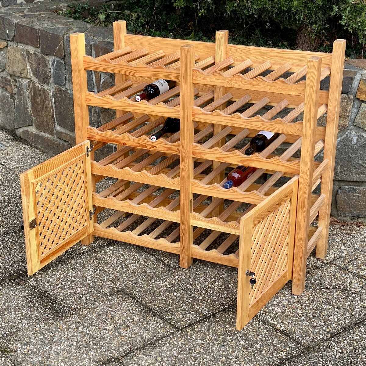 Vinotéka na 60 láhví. - 2