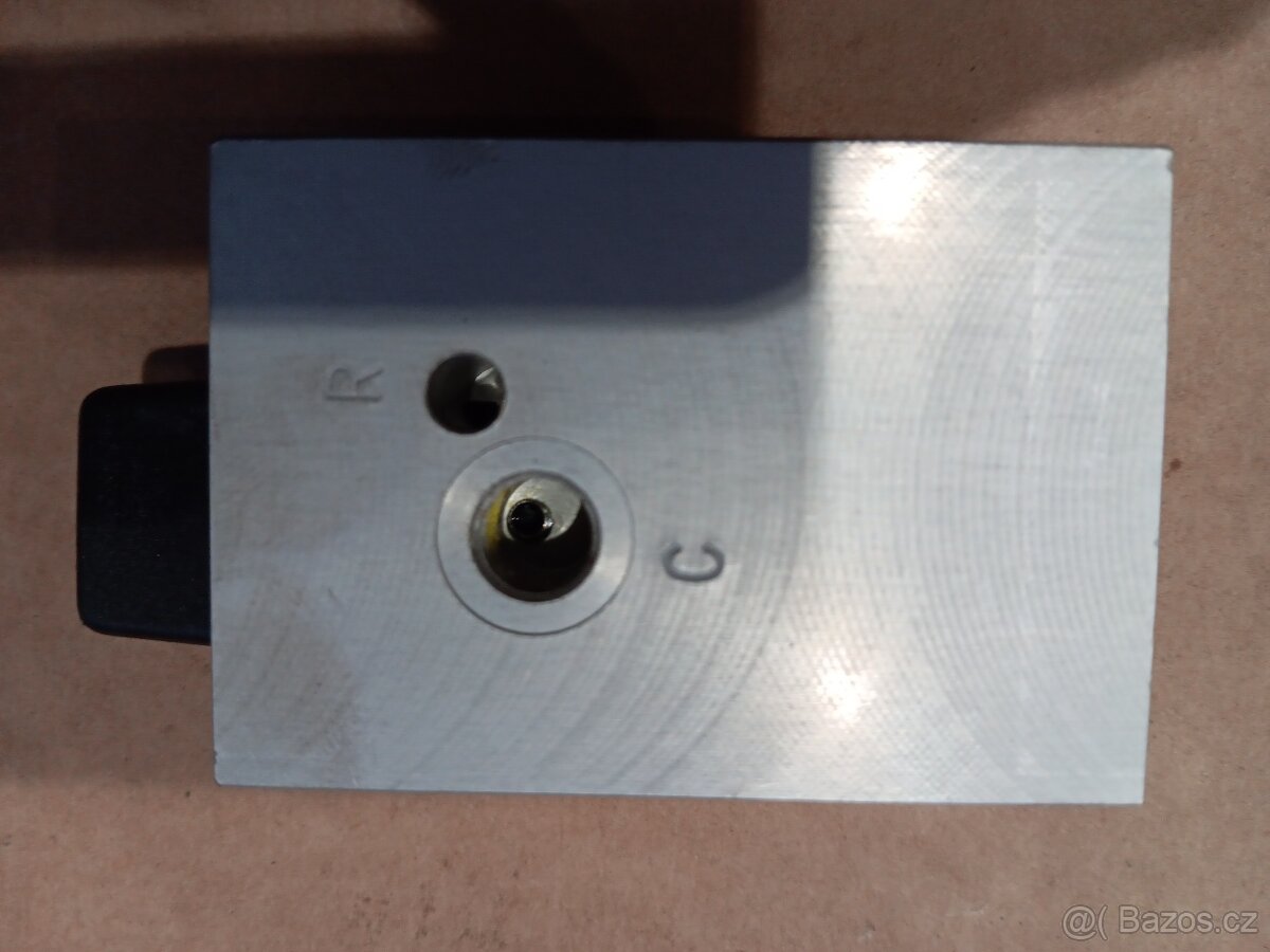 Ovládací pneumatický ventil pro fce hydr. rozvaděčů - 2