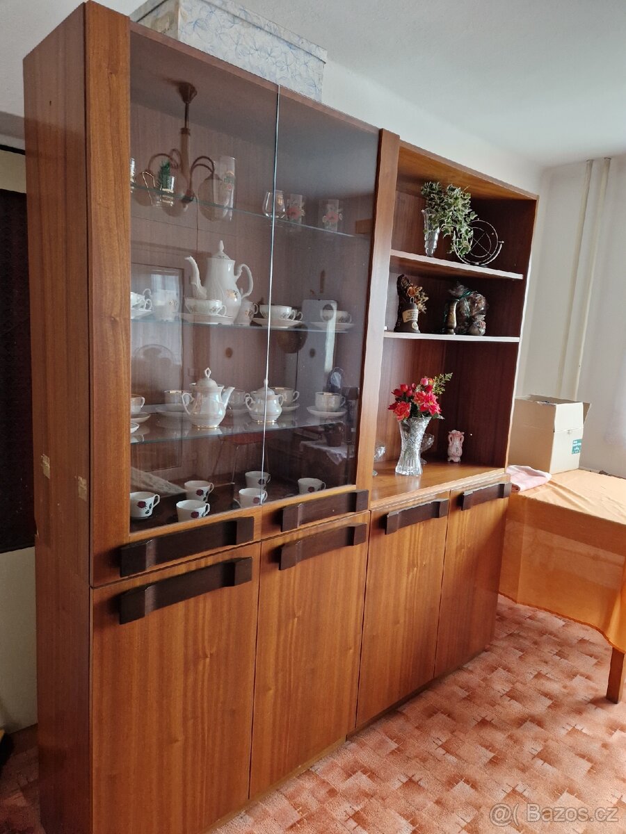 Obývací stěna s policemi a vitrínou - 2