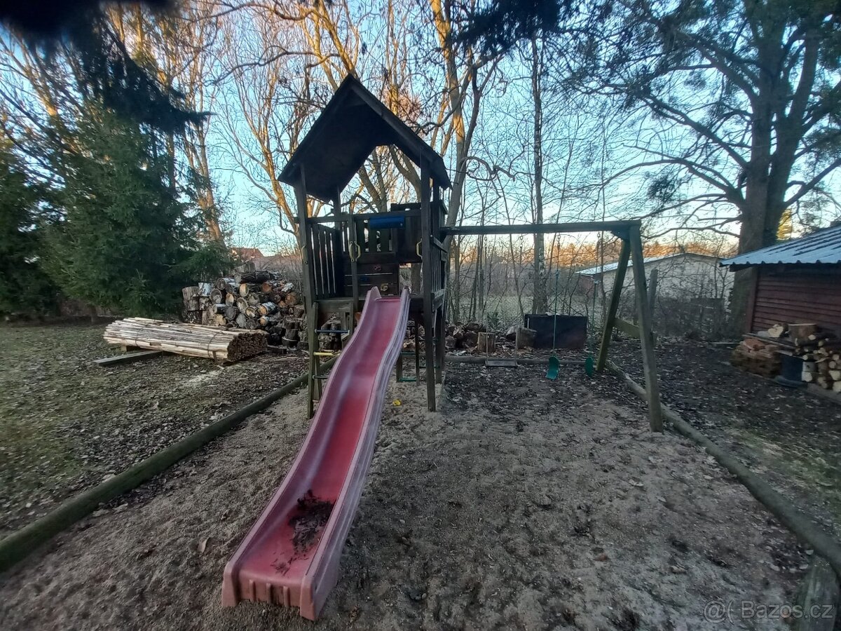 Prodám domeček se kluzavkou a houpačkou - 2