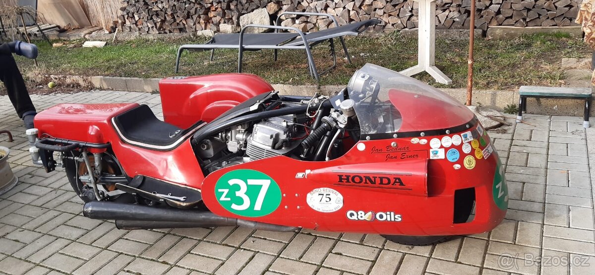Závodní sidecar Honda - 2