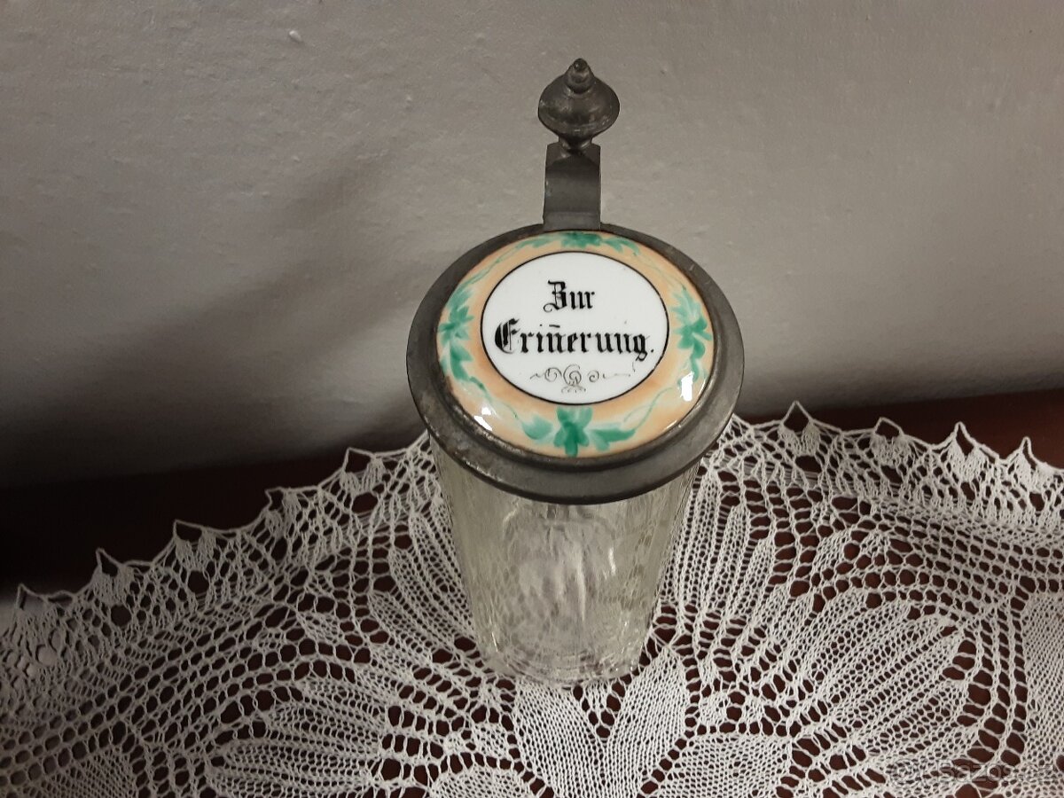 Starožitný půllitr s porc. víčkem - 2