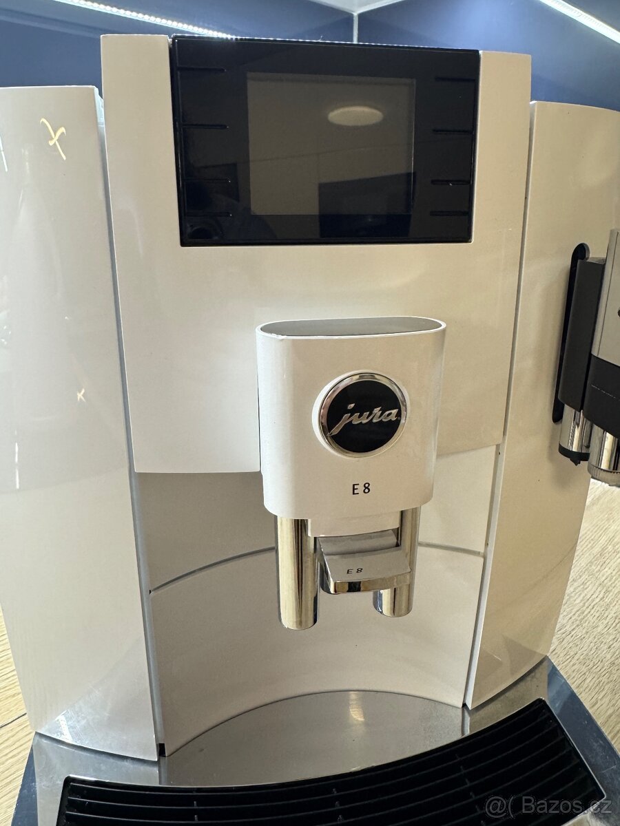 Kávovar Jura E8 - 2