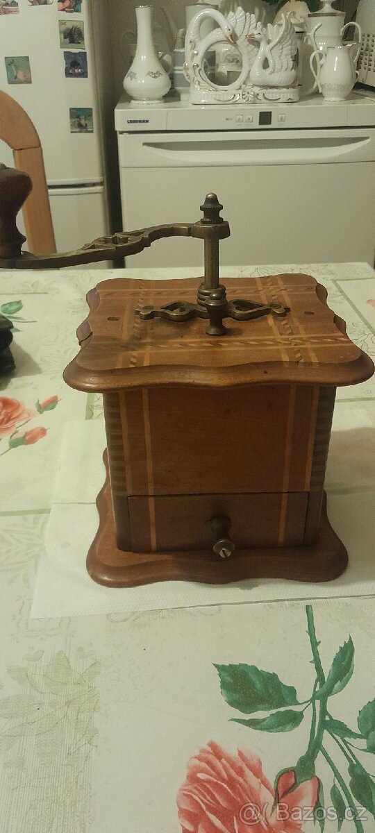 Starožitný mlýnek na kafé - 2