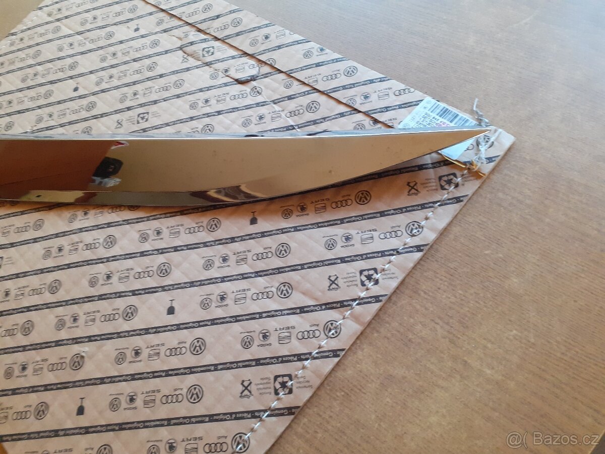 Levá zadní lišta Peugeot 2008 kód 9806404877 - 2