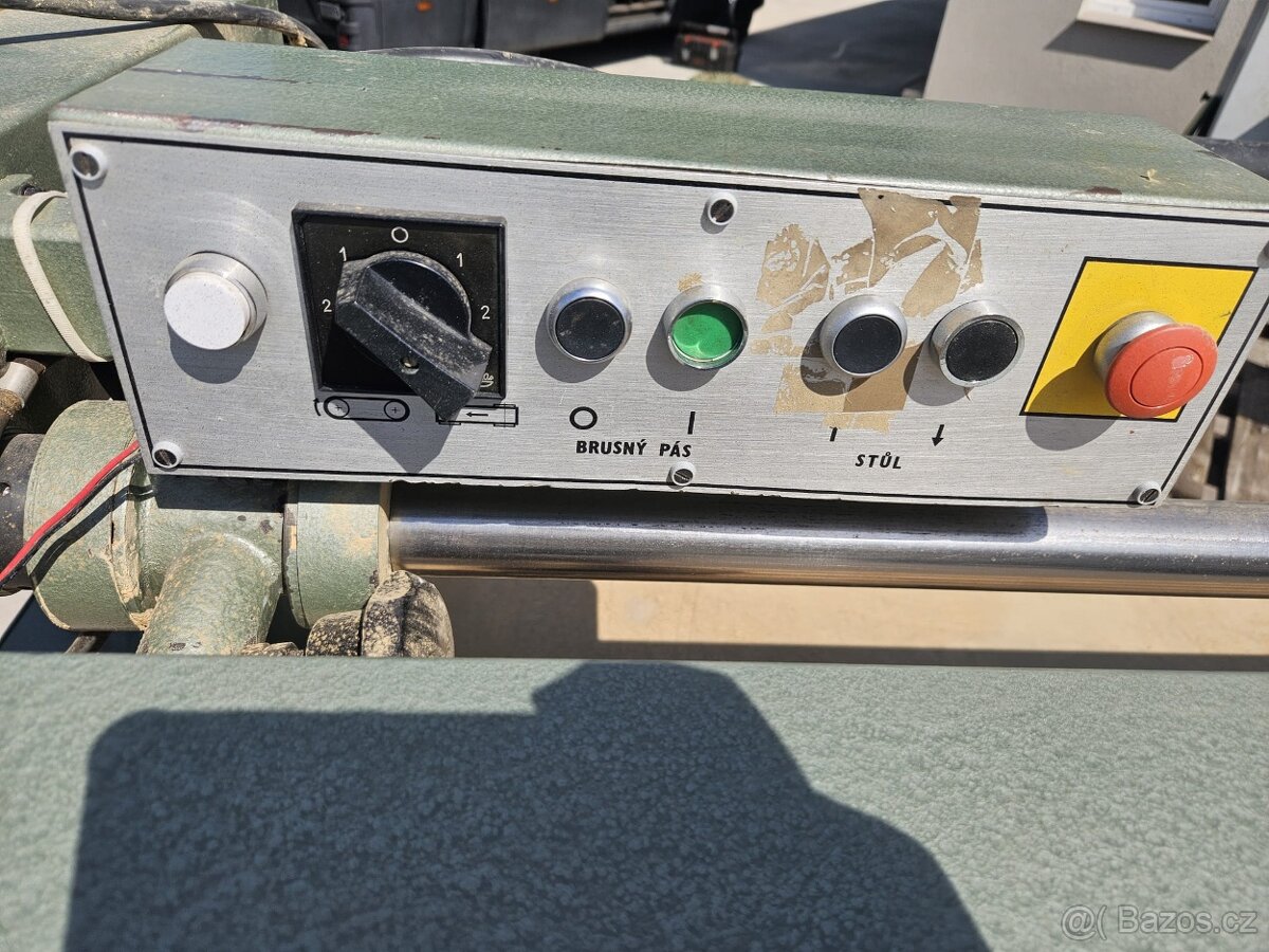 Pásová bruska s odsavačem. - 2