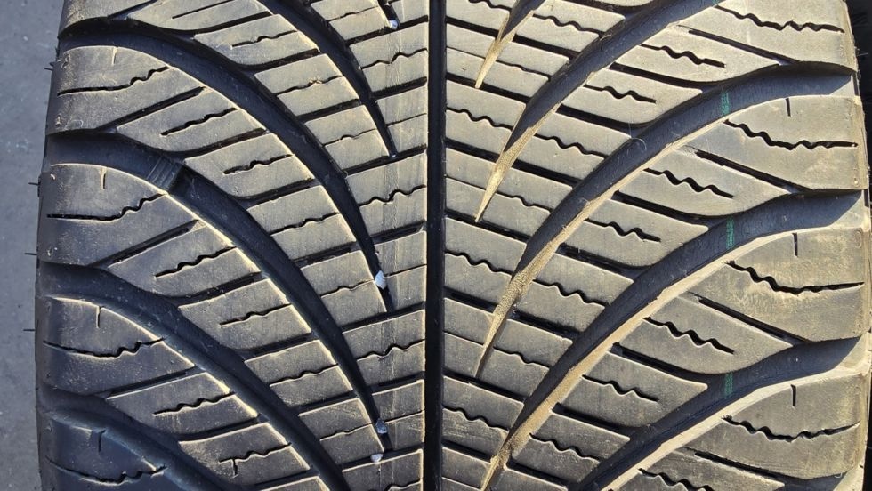 Celoroční pneu 215/55/17 Good Year - 2