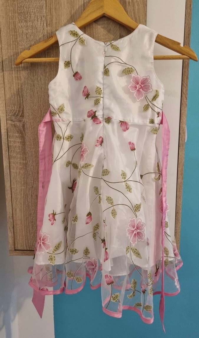 Prodá dětské šatičky vel: 110 - 2